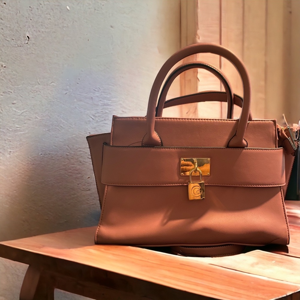 Guess hand or side body purse. New no tags